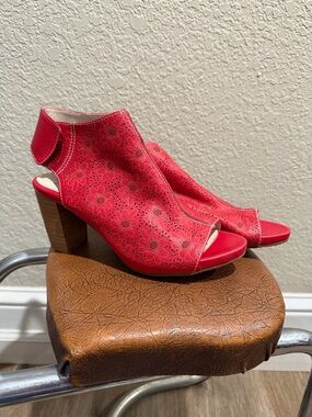 L'ATISTE Red Laser-Cut Floral Peep-Toe Block Heel Sandals